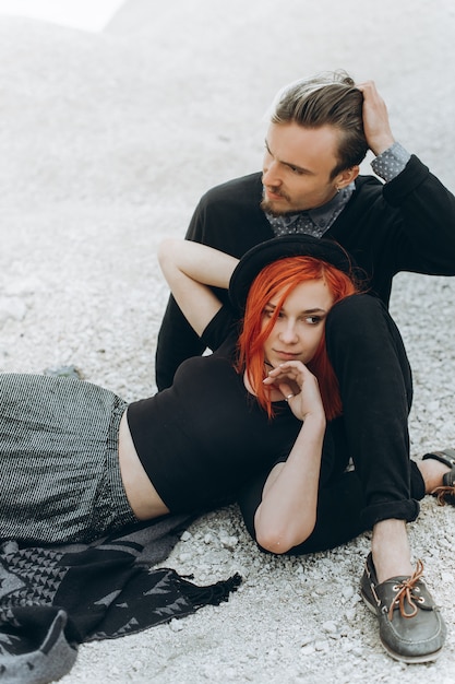 portrait d&#39;un jeune couple amoureux hipster