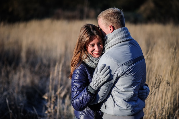 Portrait de jeune couple amoureux d'ours en peluche dans la forêt d'hiver