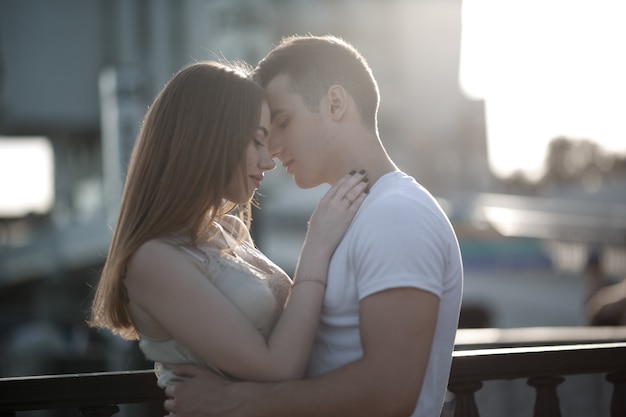 Portrait de jeune couple amoureux, profitant du coucher de soleil en ville.