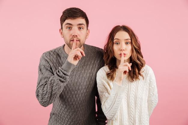 Portrait de jeune couple d'amoureux vêtu de chandails