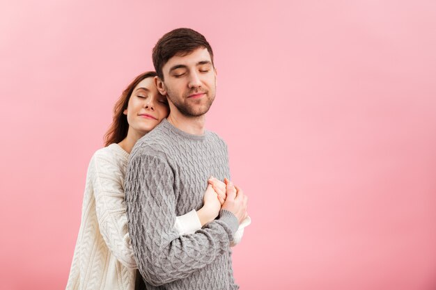 Portrait de jeune couple d'amoureux vêtu de chandails