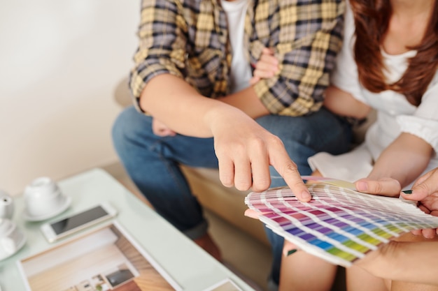 portrait d'un jeune couple et d'un architecte d'intérieur discutant de la palette de couleurs lors d'une réunion