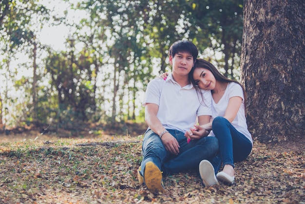 Portrait de jeune couple asiatique amoureux dans la forêtThaïlande personnes heureuses d'être ensembleConcept de la Saint-Valentin