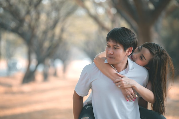 Portrait de jeune couple asiatique amoureux dans la forêtThaïlande personnes heureuses d'être ensembleConcept de la Saint-Valentin