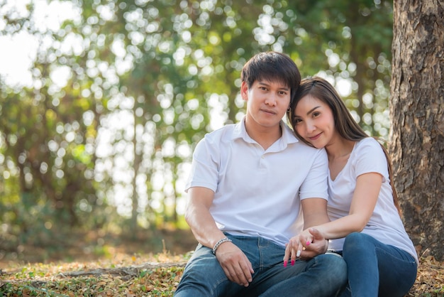 Portrait de jeune couple asiatique amoureux dans la forêtThaïlande personnes heureuses d'être ensembleConcept de la Saint-Valentin