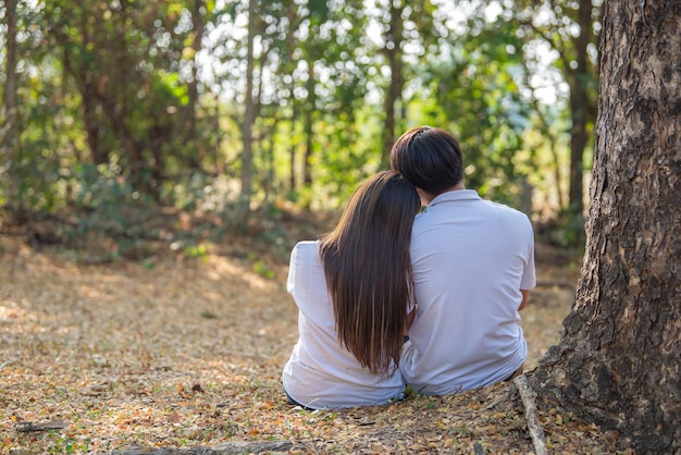 Portrait de jeune couple asiatique amoureux dans la forêtThaïlande personnes heureuses d'être ensembleConcept de la Saint-Valentin