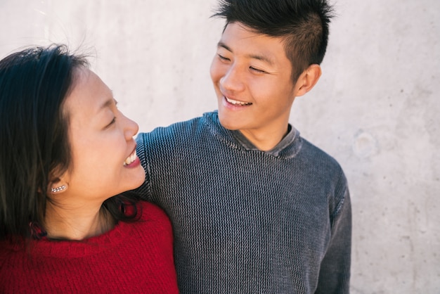 Portrait de jeune couple asiatique amoureux étreindre et passer du bon temps ensemble. Concept d'amour.