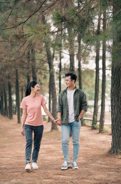 Portrait de jeune couple asiatique à l'extérieur