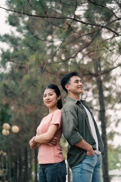 Portrait de jeune couple asiatique à l'extérieur
