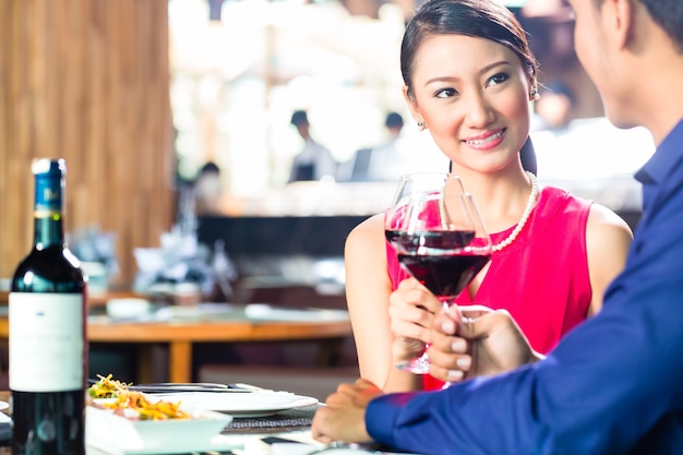 Portrait de jeune couple asiatique grillage avec du vin