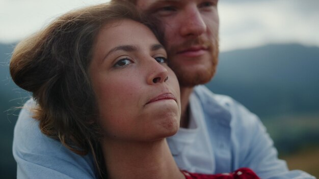 Portrait de jeune couple câlins ensemble en plein air Détendu belle famille se sentir heureux en vacances d'été dans les montagnes Gingembre bel homme étreignant belle femme prairie Tendresse concept romantique