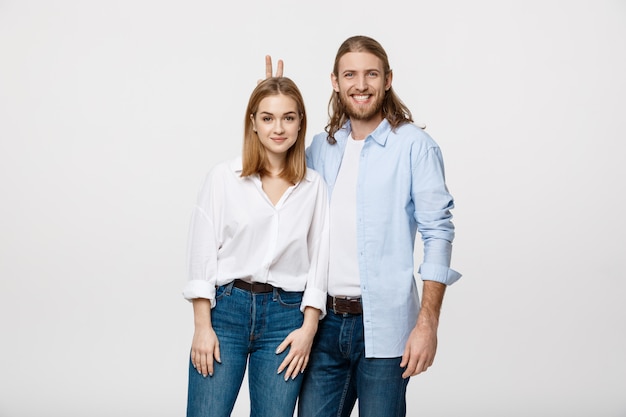 Portrait de jeune couple charmant