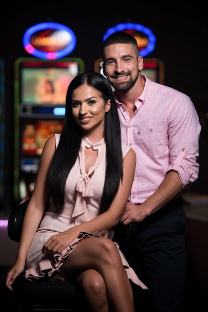 portrait, de, a, jeune couple, dans, casino