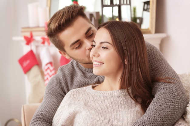 Portrait de jeune couple dans la chambre