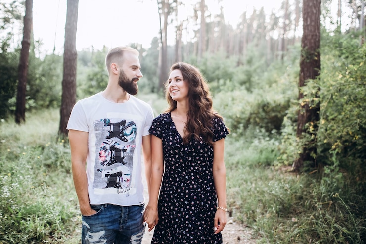 Photo portrait d'un jeune couple dans la forêt