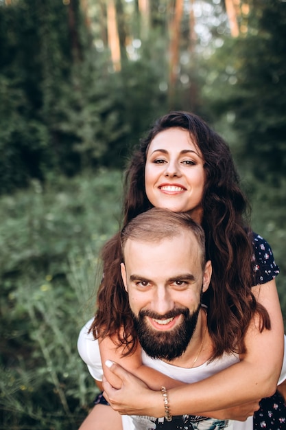 portrait d'un jeune couple dans la forêt