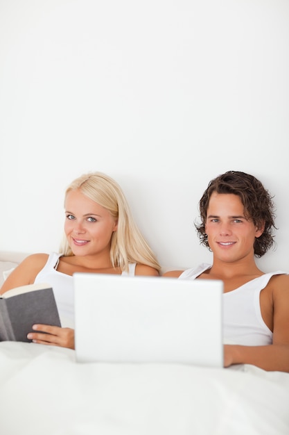 Portrait d&#39;un jeune couple dans leur lit