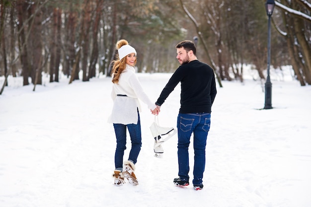 Portrait d'un jeune couple dans le parc