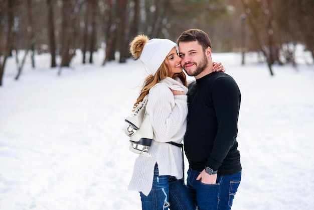 Portrait d'un jeune couple dans le parc