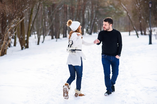 Portrait d'un jeune couple dans le parc