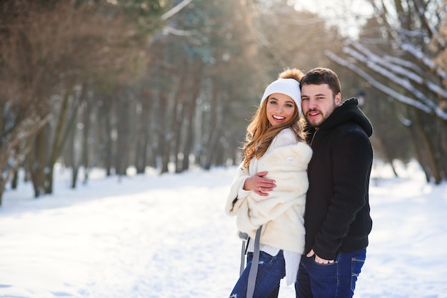 Portrait d'un jeune couple dans le parc