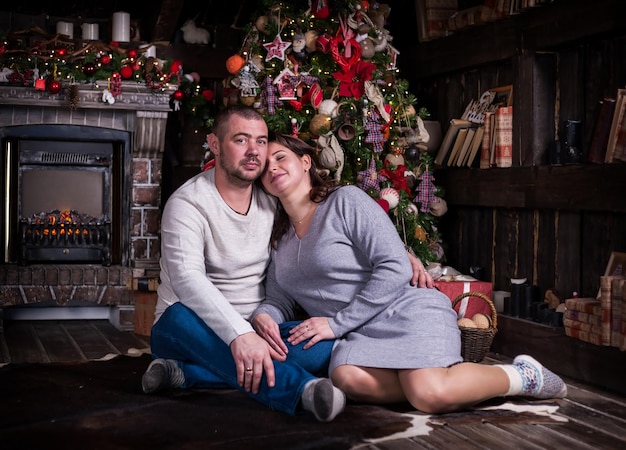 Portrait d'un jeune couple dans le salon à NoëlxA