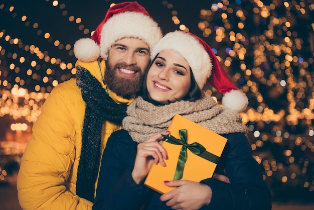 Portrait d'un jeune couple dans la ville en vacances de Noël