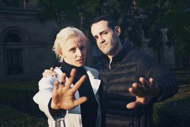 Photo portrait d'un jeune couple debout à l'extérieur