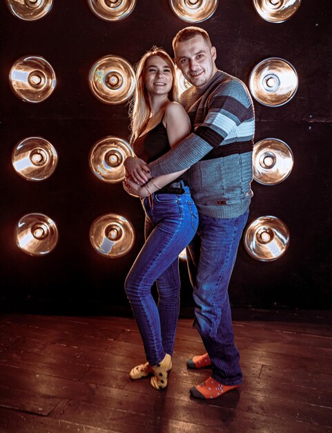 Photo portrait d'un jeune couple debout sur le sol