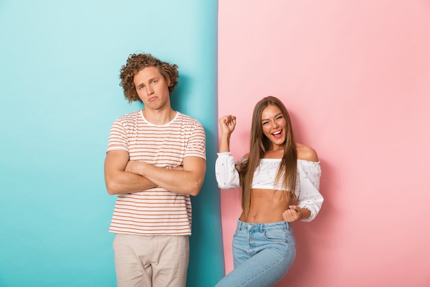 portrait, de, a, jeune couple, debout