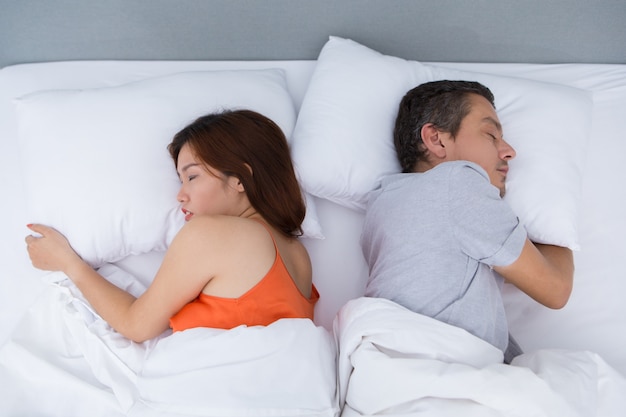 Portrait, de, jeune couple, dormir, ensemble, dans lit