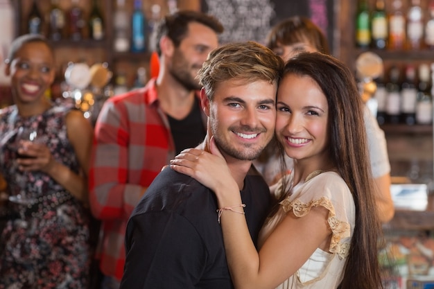 Portrait de jeune couple embrassant