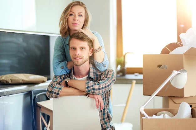 Portrait de jeune couple emménageant dans une nouvelle maison. Jeune couple.