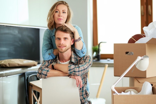 Portrait de jeune couple emménageant dans une nouvelle maison. Jeune couple.