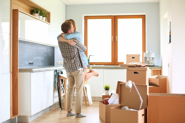 Portrait de jeune couple emménageant dans une nouvelle maison. Jeune couple.