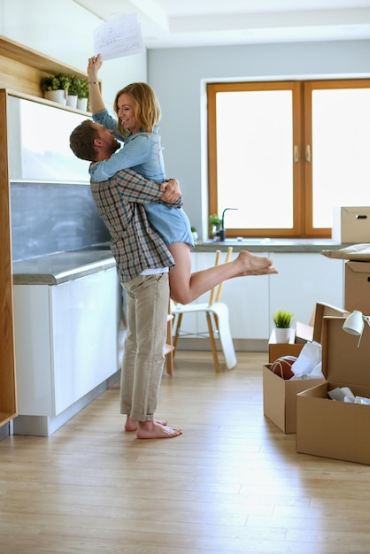 Portrait de jeune couple emménageant dans une nouvelle maison. Jeune couple.