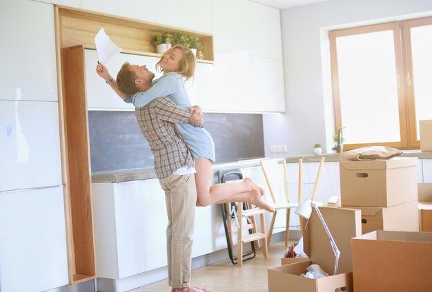 Portrait de jeune couple emménageant dans une nouvelle maison. Jeune couple.