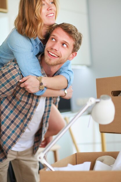 Portrait de jeune couple emménageant dans une nouvelle maison