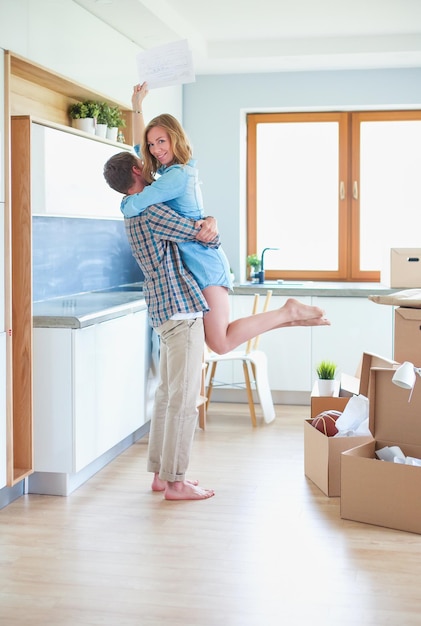 Portrait de jeune couple emménageant dans une nouvelle maison