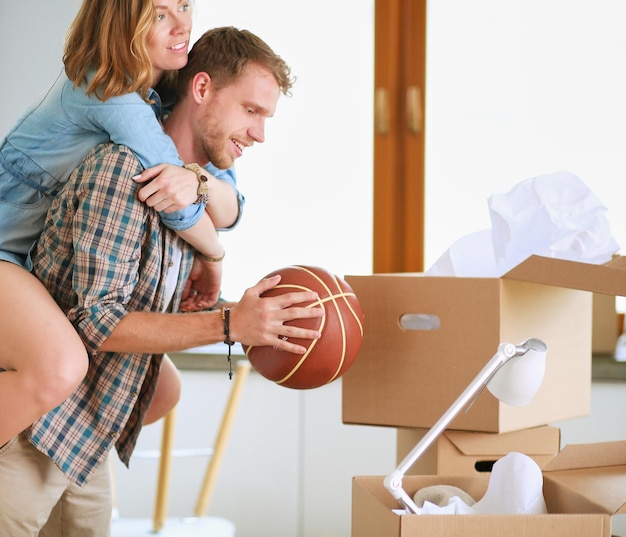 Portrait de jeune couple emménageant dans une nouvelle maison