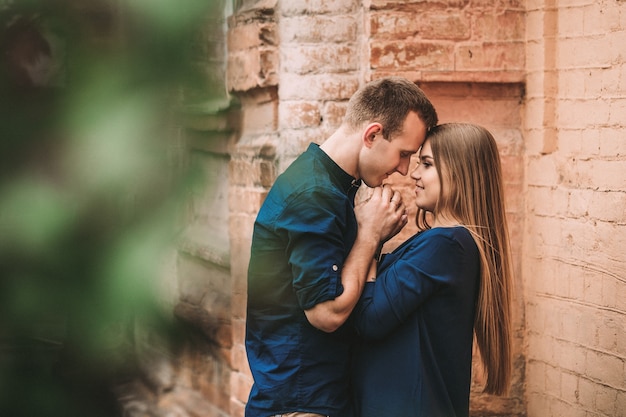 Portrait d'un jeune couple émotionnel s'embrassant étroitement, petit ami et petite amie, vous aime tellement, forte affection dans la relation