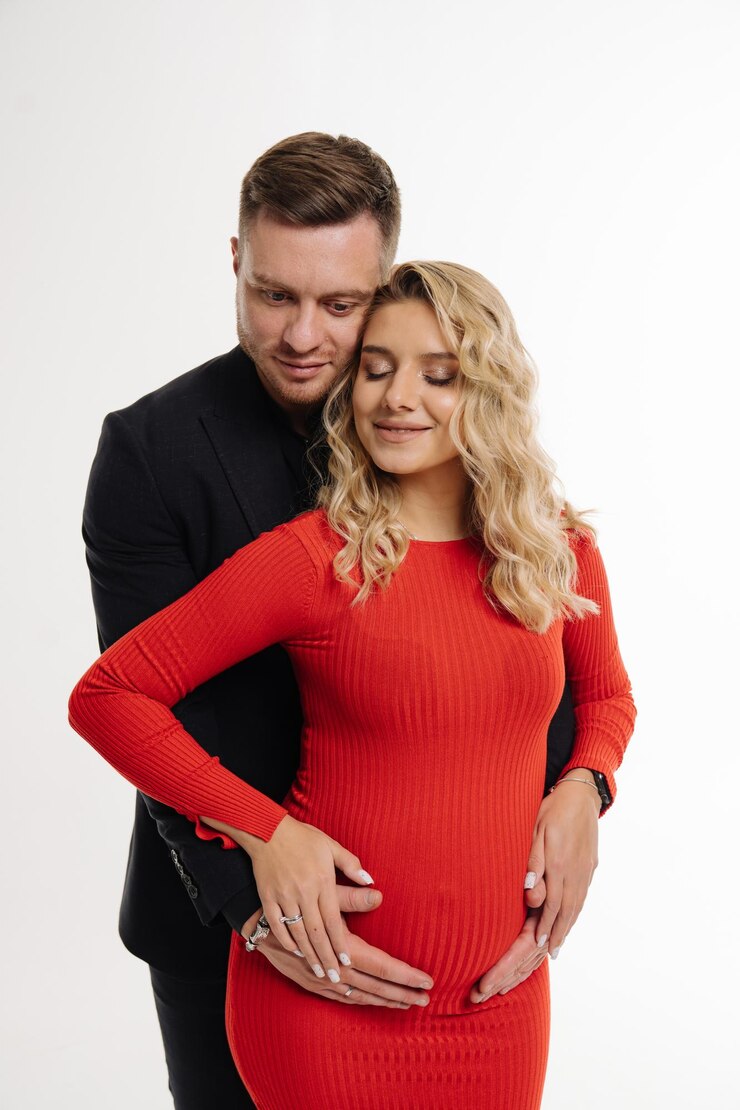 Photo portrait de jeune couple enceinte belle maternité attendant un bébé