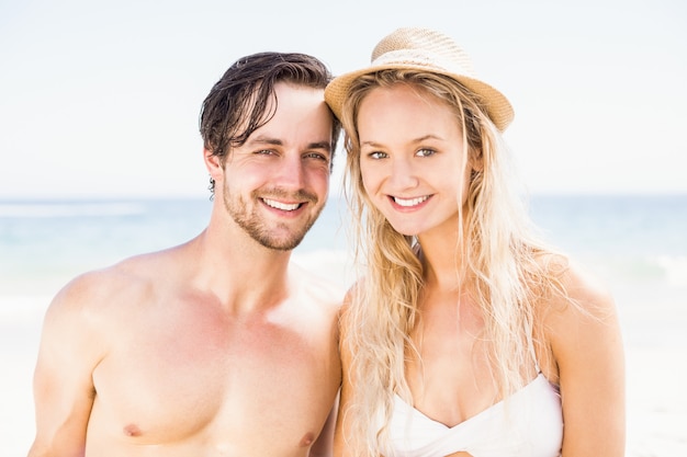 Portrait de jeune couple ensemble sur la plage