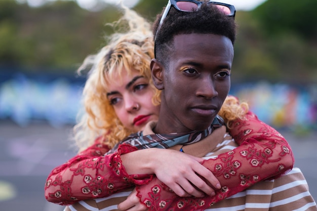 Portrait de jeune couple d'ethnies différentes avec maquillage