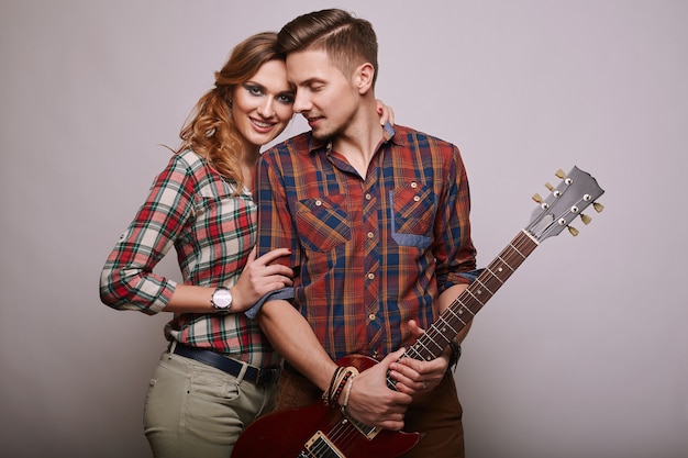 Portrait de jeune couple fashion glamour élégant hipster