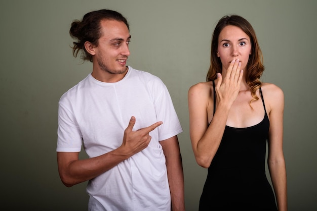 Photo portrait d'un jeune couple sur un fond gris