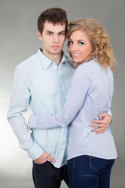 Photo portrait de jeune couple sur fond gris