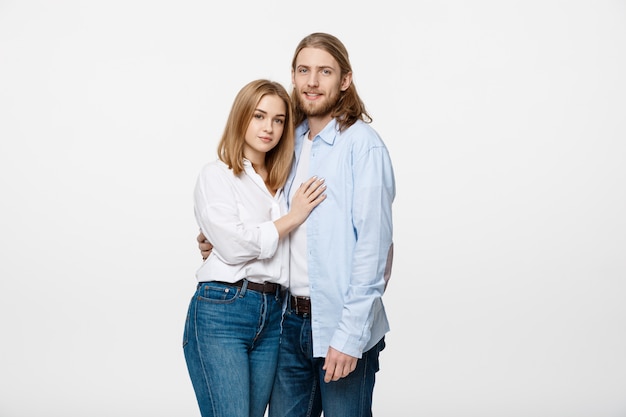 Portrait de jeune couple gai