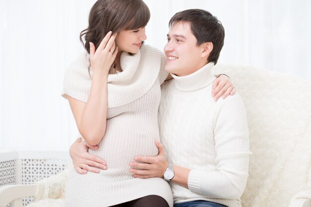 Portrait de jeune couple heureux attend un bébé