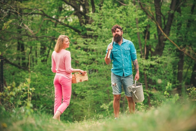 Portrait d'un jeune couple heureux dans la cour au printemps l'agriculture et la culture de l'agriculture fa